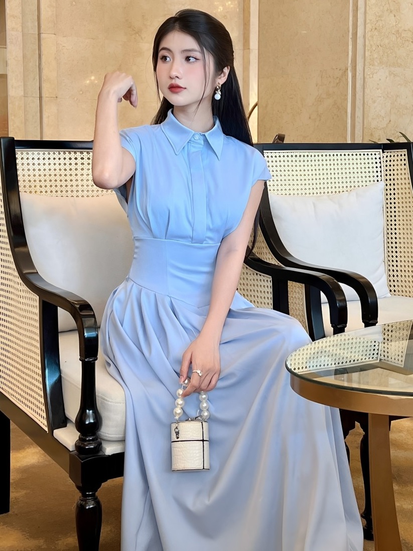 Những màu sắc tươi sáng nhưng với sắc độ nhẹ hoặc trầm hơn giúp chị em trẻ trung mà không có cảm giác cố cưa sừng làm nghé.