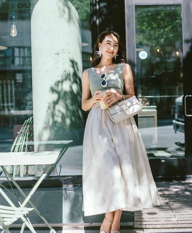 Phụ nữ ngấp nghé 40 tuổi muốn trẻ quanh năm phải tránh xa 3 thứ: Tóc xoăn, họa tiết hoa và kiểu váy amp;#34;cưa sừng làm nghéamp;#34; - 9