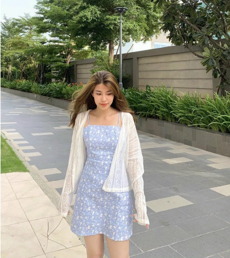 Chị em có thể phối vơi áo cardigan mỏng để che nắng và thêm phần điệu đà.
