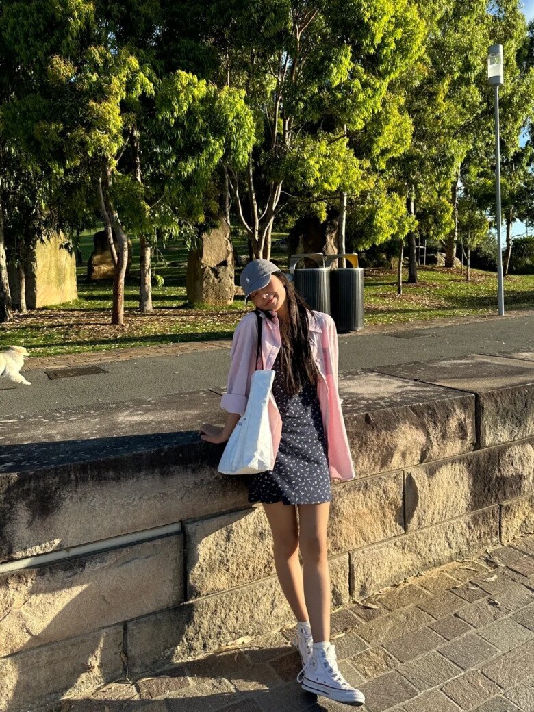 Bên cạnh đó, bạn cũng có thể phối cùng với những chiếc áo sơ mi oversize để giúp vẻ ngoài thêm năng động.