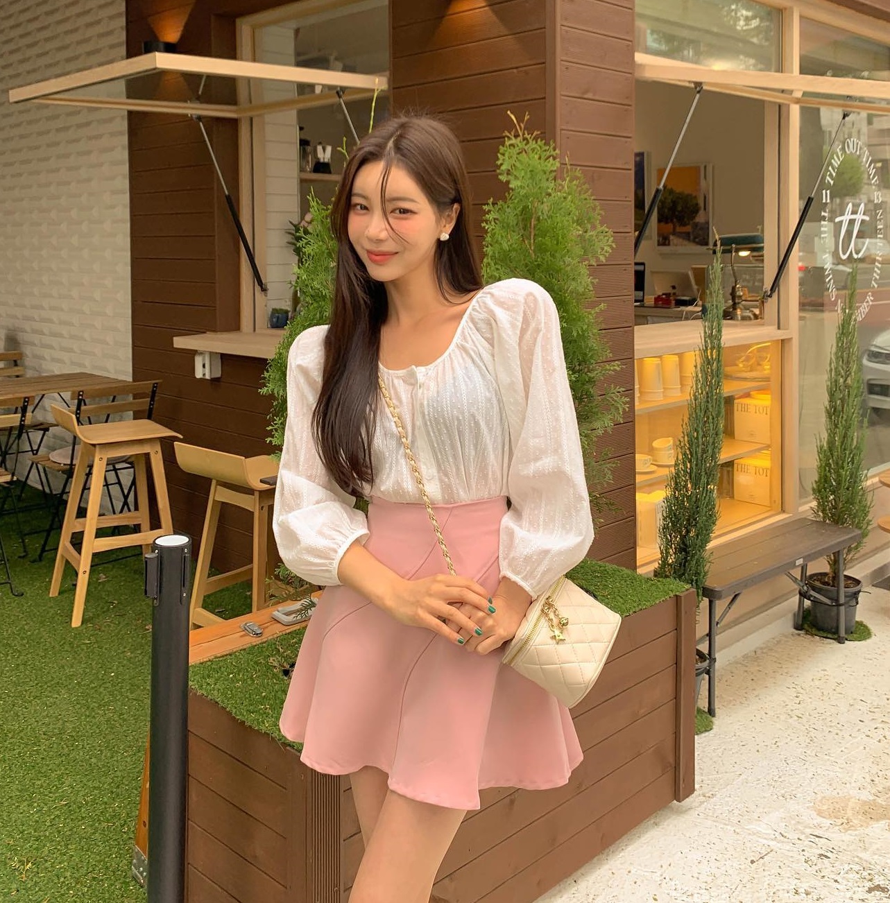 Với những chị em yêu thích phong cách ngọt ngào, nữ tính, hãy phối váy cùng các item dịu dàng như áo blouse, áo voan hay áo ren làm tăng thêm vẻ mềm mại, duyên dáng và giúp diện mạo trở nên cuốn hút hơn.