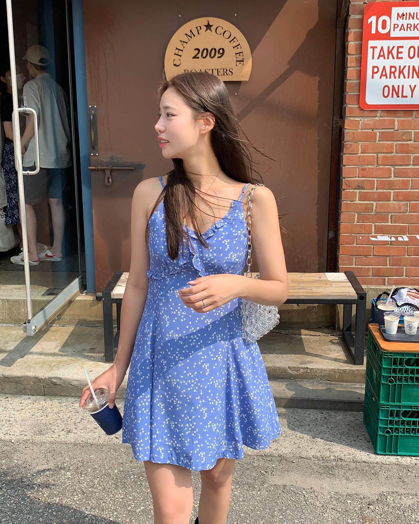 Vốn mang thiết kế sinh động và tràn đầy màu sắc, váy hoa nhí không đòi hỏi cách phối quá cầu kỳ. Chỉ cần mặc lên cũng dễ dàng tạo nên phong cách trẻ trung, nhẹ nhàng và thoải mái.