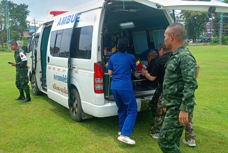 Ba binh sĩ được chuyển tới bệnh viện sau khi bị thương vì mìn tại tỉnh Sisaket sáng 9/8. Ảnh: Bangkok Post
