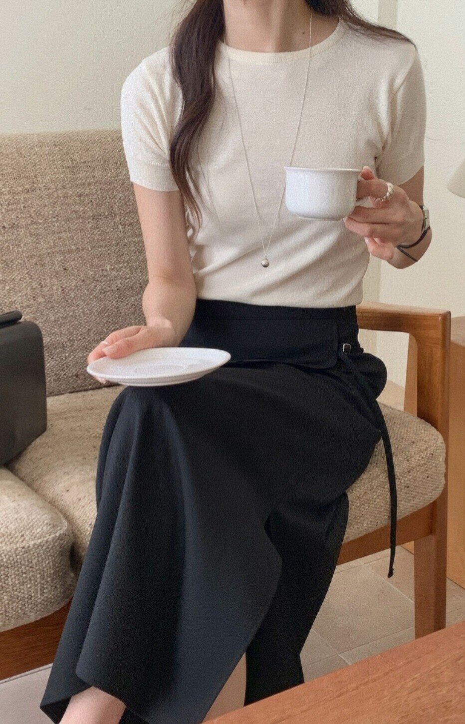 Chân váy chữ A tôn dáng khéo léo, che khuyết điểm vòng hông và đùi, đồng thời mang lại vẻ thanh lịch, nữ tính, phù hợp cả đi làm lẫn đi chơi.