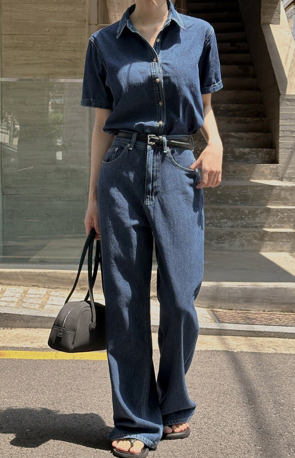 Đồ denim luôn giữ được sức hút nhờ vẻ cá tính, trẻ trung và dễ phối. Từ quần jeans, váy yếm đến áo khoác bò, chỉ cần mix khéo là có ngay outfit vừa năng động vừa “chanh sả”.