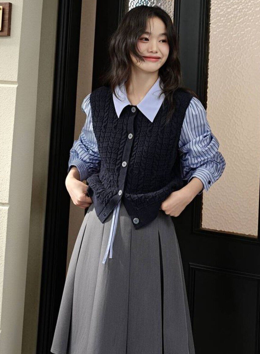 Áo họa tiết kẻ sọc ngang hay dọc là item vừa trẻ trung vừa “hack” dáng, dễ dàng mix cùng quần jeans, chân váy hay quần tây để tạo nên set đồ năng động mà vẫn tinh tế. 