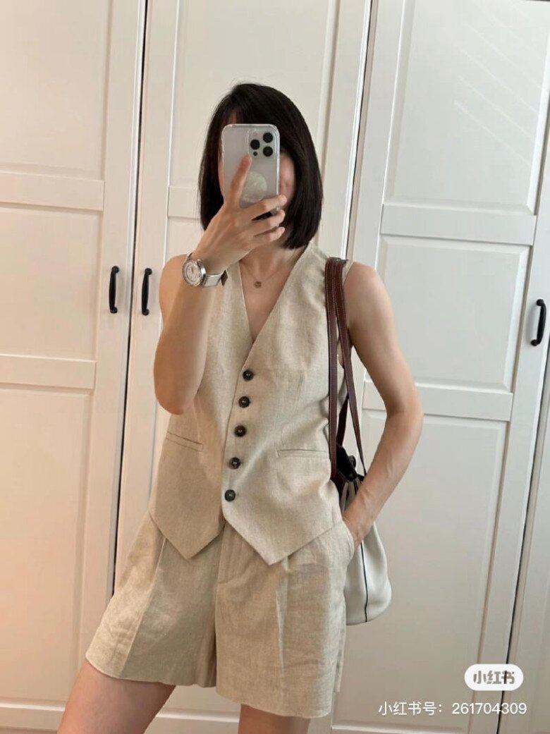 Set đồ quần short và áo gile vest đồng bộ chất liệu, màu sắc tạo cảm giác như bạn là một cô nàng giàu có.