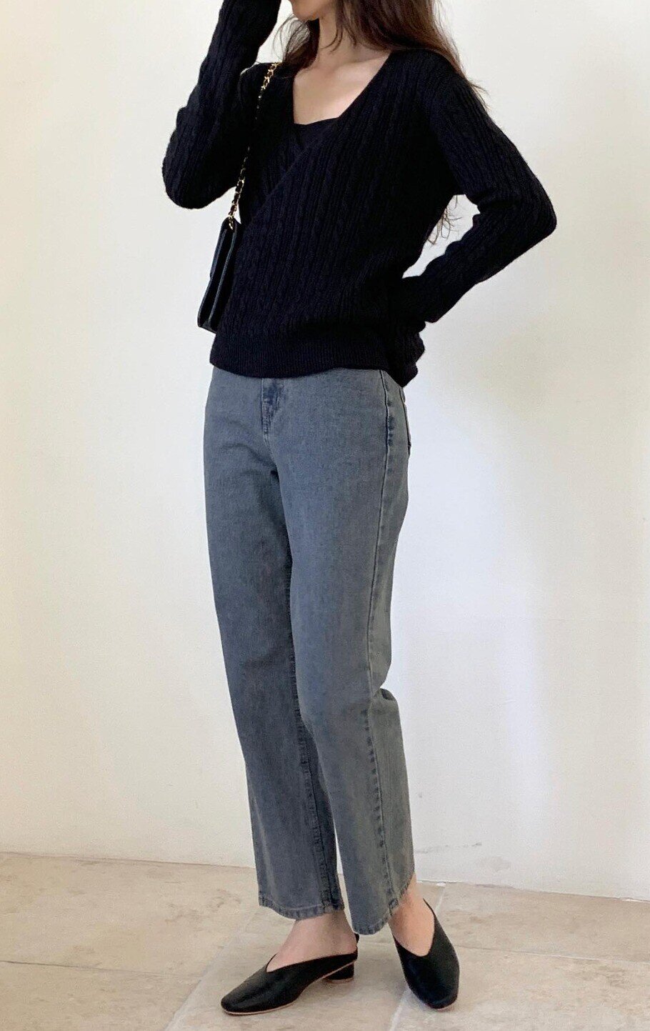 Thiết kế hở gót giúp “ăn gian” chiều dài đôi chân và tạo cảm giác thanh thoát. Chỉ cần xỏ chân là xong, mule vẫn mang lại vẻ tinh tế khi phối cùng váy midi, quần culottes hay jeans, phù hợp cả đi làm lẫn dạo phố.