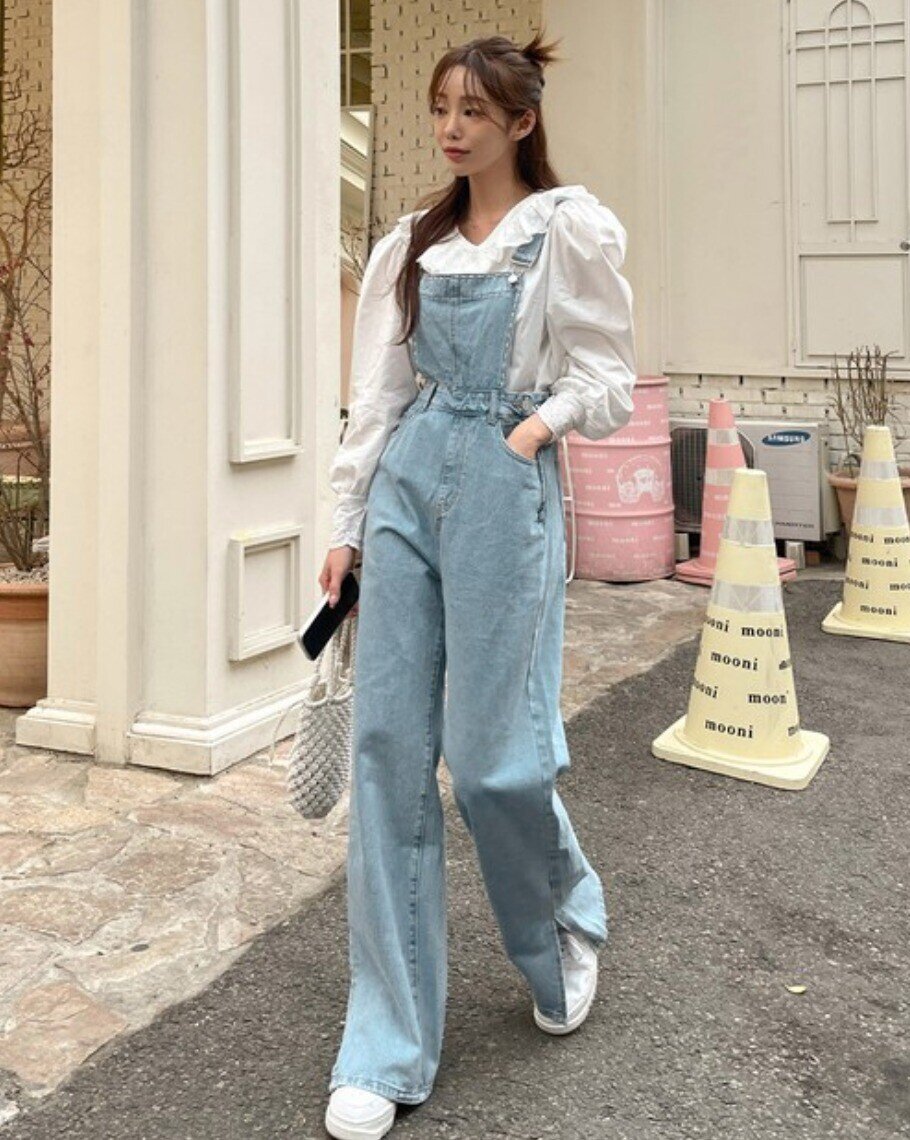 Giày thể thao trắng là item dễ phối với mọi trang phục từ váy, jeans đến suit tạo cảm giác trẻ trung và năng động. Thiết kế tối giản, đế êm ái mang lại sự thoải mái suốt ngày dài, là item “must-have” trong tủ giày của mọi cô gái.