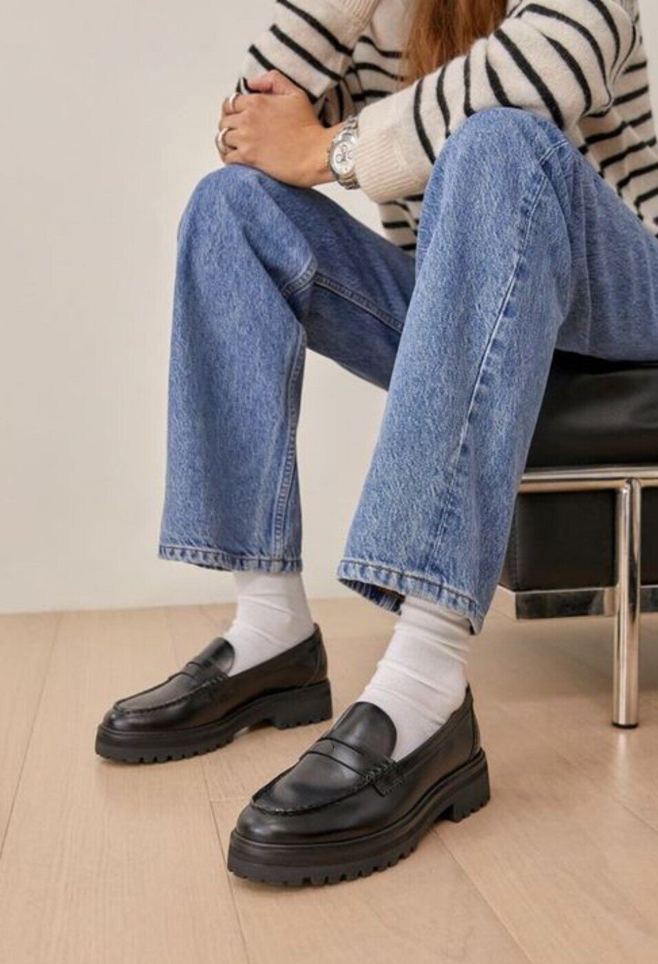 Với thiết kế kín mũi, dễ xỏ chân, loafer mang lại vẻ thanh lịch nhưng vẫn thời thượng. Dễ phối từ quần âu, váy midi đến quần short, item này giúp bạn chỉn chu nơi công sở và cá tính khi xuống phố.