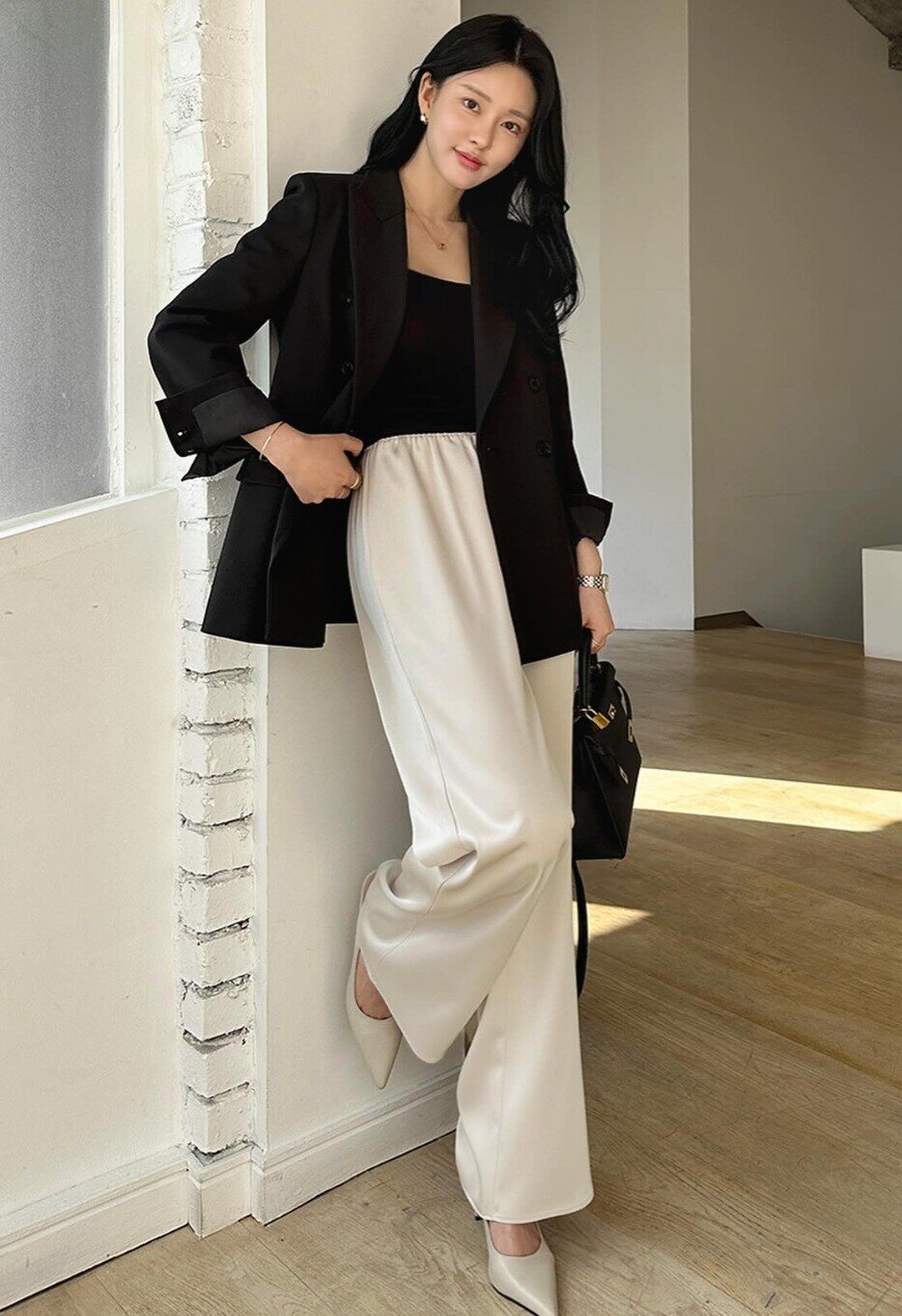 Phần mũi nhọn tạo hiệu ứng kéo dài đôi chân, gót cao vừa đủ giúp dáng đi uyển chuyển và tự tin. Phù hợp từ công sở, sự kiện đến tiệc tối, đây là item giúp nâng tầm khí chất và giữ vẻ quyến rũ cho mọi quý cô.