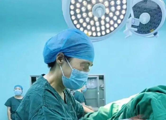 Bác sĩ Thiệu có 20 năm kinh nghiệm, đỡ đẻ cho hơn 30.000 sản phụ.