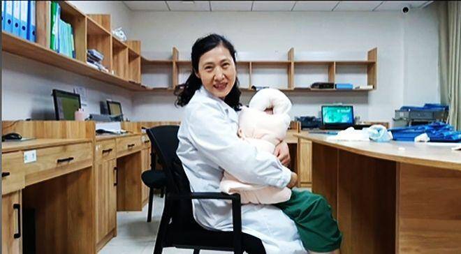 Sinh thời, bác sĩ Thiệu thường xuyên chia sẻ những khoảnh khắc tích cực bên các em bé.