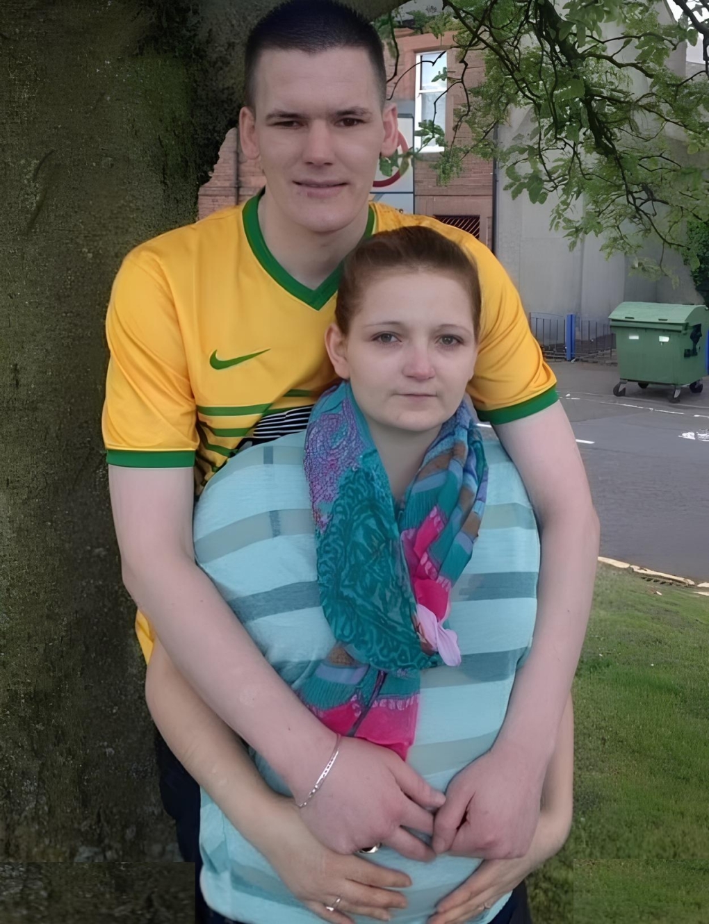 Middleton bên bạn trai, cô có con thứ hai với bạn trai Darren Young. Ảnh: Dailymail