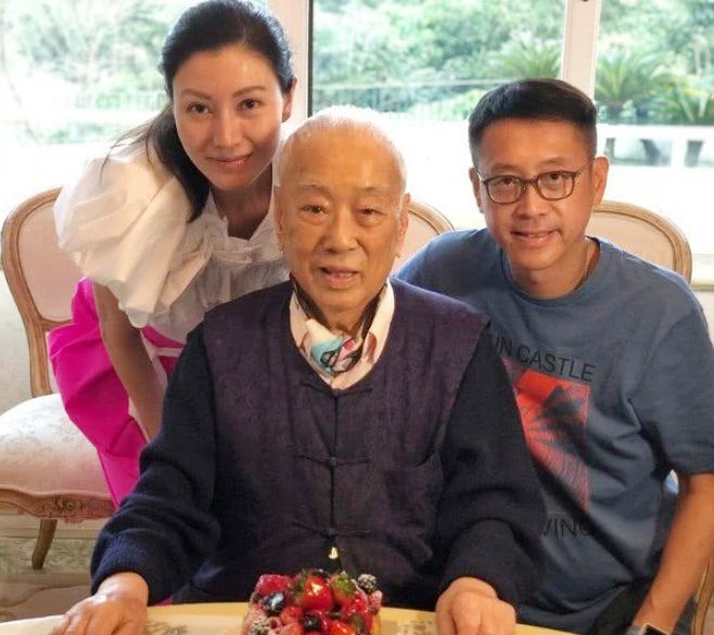 Tỷ phú Hong Kong Hứa Thế Huân và con trai Hứa Tấn Hanh, con dâu Lý Gia Hân. Ảnh: 163
