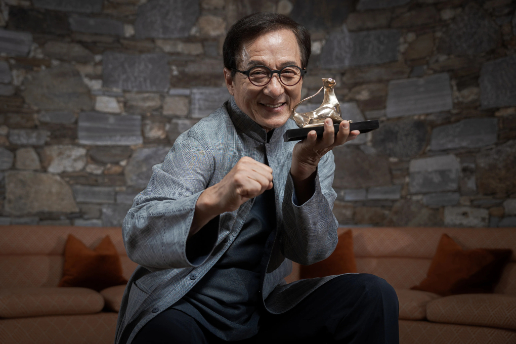 Thành Long tạo dáng với chiếc cúp từ Liên hoan phim Locarno. Ảnh: Locarno Film Festival