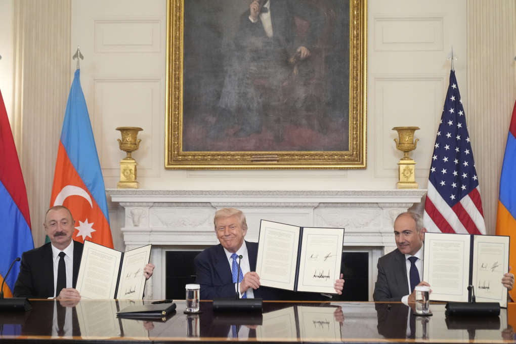 Từ trái qua phải: Tổng thống Azerbaijan Ilham Aliyev, Tổng thống Mỹ Donald Trump và Thủ tướng Armenia Nikol Pashinyan giơ ba bản thỏa thuận mà ba bên đã ký tại Nhà Trắng ngày 8/8. Ảnh: AP