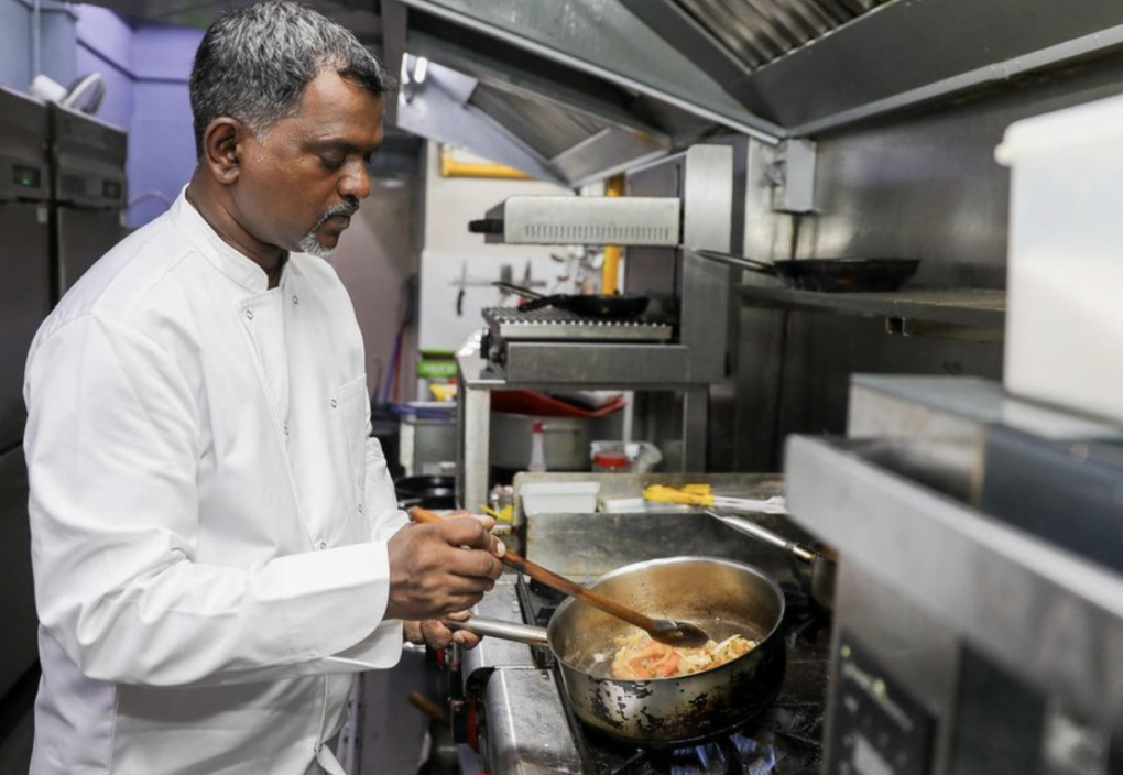 Ông Rathakrishnan Ramaiyan, 56 tuổi, đang nấu ăn trong căn bếp ở Singapore. Ảnh: ST