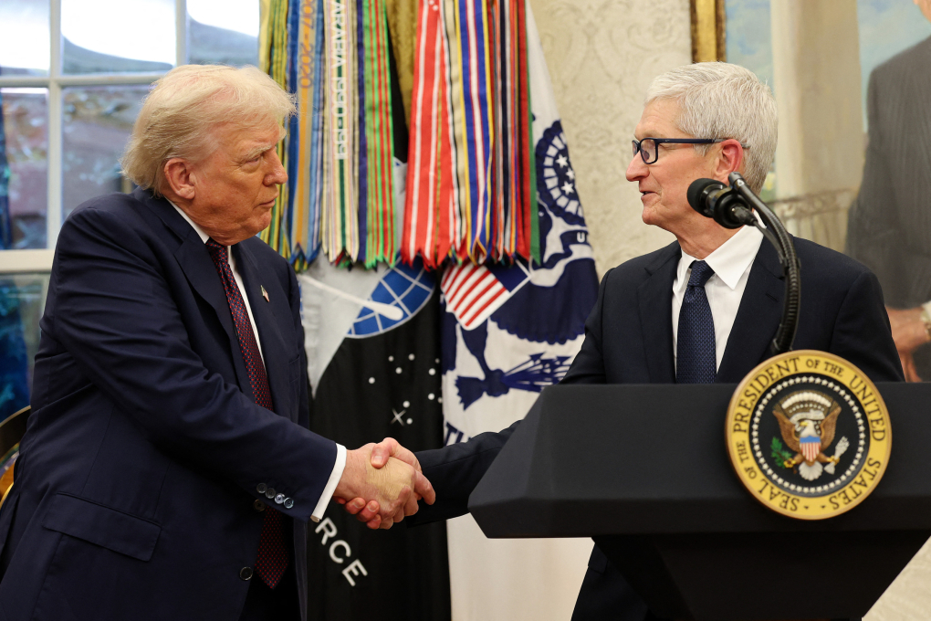 Tổng thống Donald Trump (trái) bắt tay CEO Apple Tim Cook tại Phòng Bầu dục, Nhà Trắng, ngày 6/8. Ảnh: AFP
