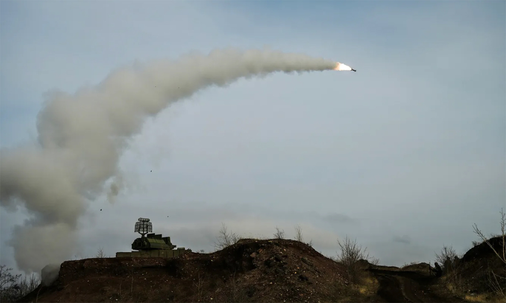 Tổ hợp phòng không Tor của Nga khai hỏa gần tiền tuyến ngày 1/2. Ảnh: BQP Nga