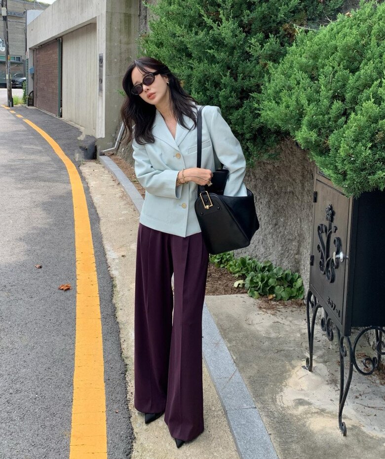 Nên phối giày cao gót với quần ống suông cạp cao, nhớ để lộ phần mũi giày để trông tôn dáng hơn.