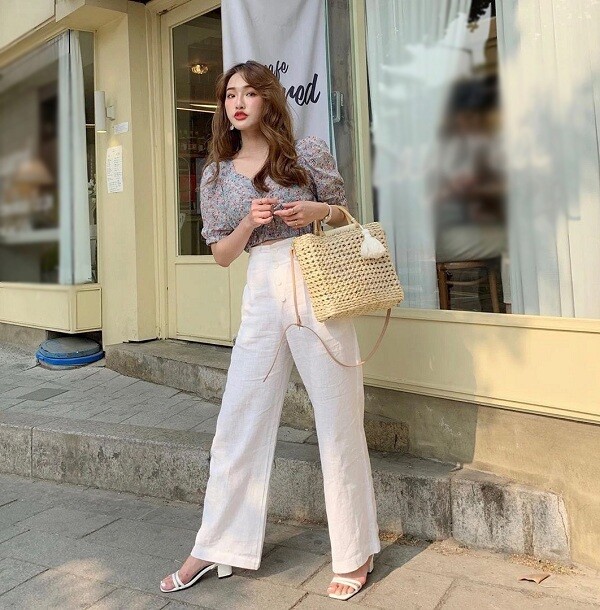 Sandal trắng phối cùng quần ống rộng đồng màu tạo cảm giác thời trang hơn.