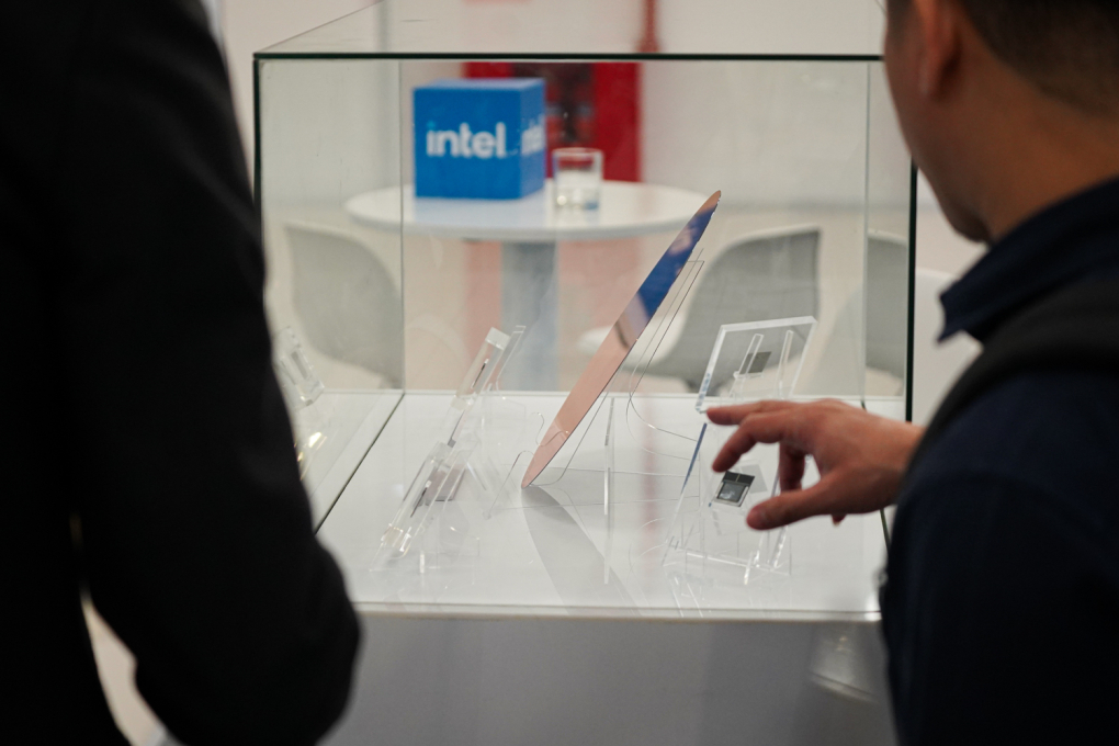 Một khách tham quan đang xem con chip tại gian hàng Intel ở một sự kiện về đổi mới sáng tạo tại Hà Nội, tháng 10/2024. Ảnh: Lưu Quý