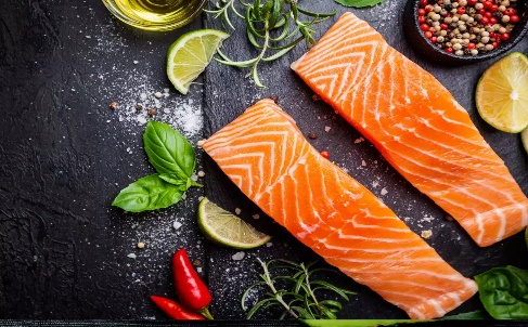 Cá hồi là nguồn cung cấp axit béo omega-3 tuyệt vời, có thể giảm viêm và bảo vệ thận khỏi tổn thương.