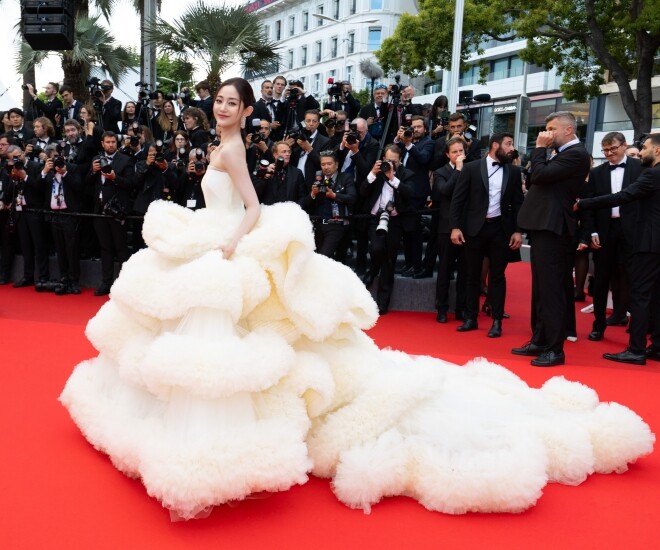 “Nữ thần” thảm đỏ cưới chồng trạc tuổi bố, 3 năm sinh 2 đứa, vác bụng bầu đi làm nuôi cả nhà chồng - 1