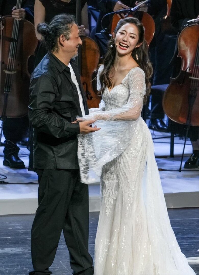 “Nữ thần” thảm đỏ cưới chồng trạc tuổi bố, 3 năm sinh 2 đứa, vác bụng bầu đi làm nuôi cả nhà chồng - 7