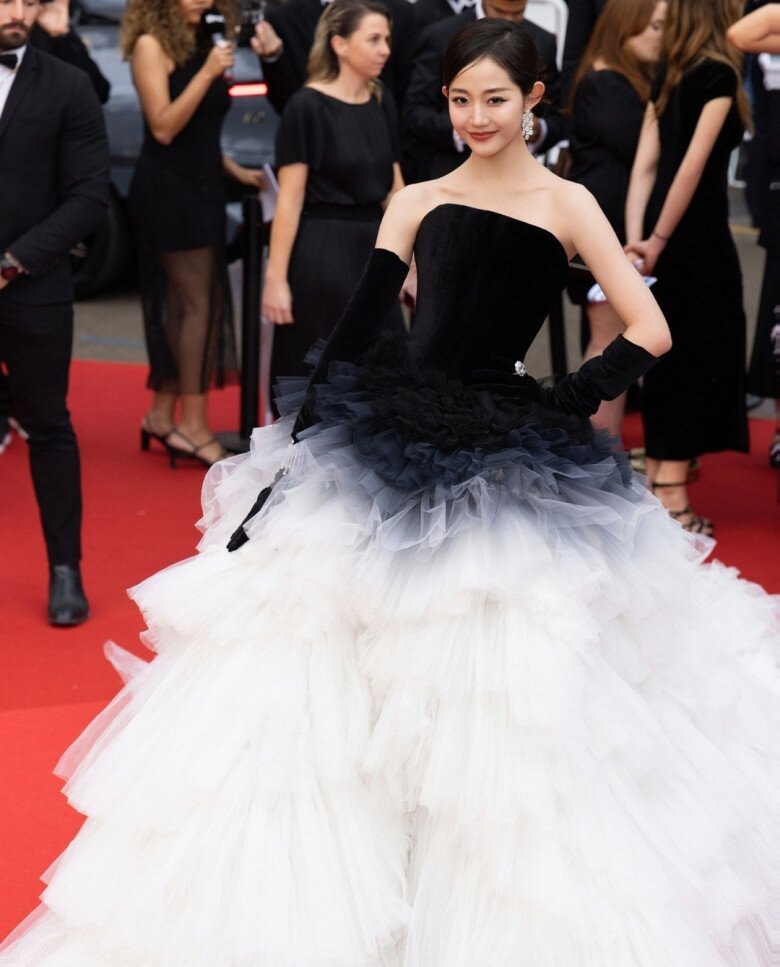 “Nữ thần” thảm đỏ cưới chồng trạc tuổi bố, 3 năm sinh 2 đứa, vác bụng bầu đi làm nuôi cả nhà chồng - 9