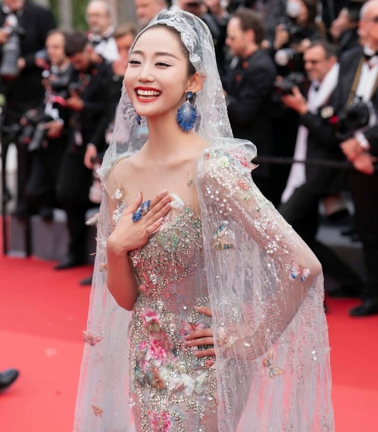 “Nữ thần” thảm đỏ cưới chồng trạc tuổi bố, 3 năm sinh 2 đứa, vác bụng bầu đi làm nuôi cả nhà chồng - 10