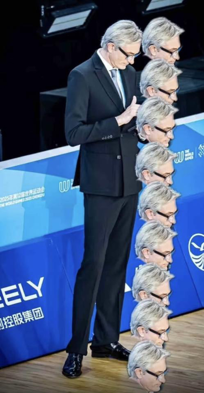 Tỷ lệ cơ thể 9 đầu hoàn hảo.