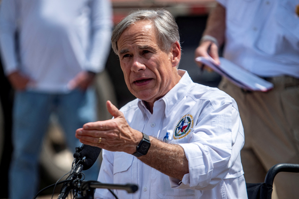 Thống đốc Greg Abbott trả lời họp báo ở cộng đồng Hunt, miền tây bang Texas ngày 8/7. Ảnh: Reuters