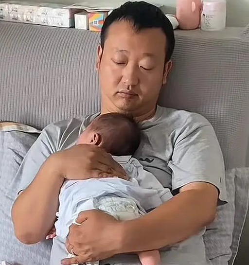 Cô giáo hiền dịu qua đời khi sinh con thứ 2, chồng là “thanh mai trúc mã”, một mình gà trống nuôi con - 4