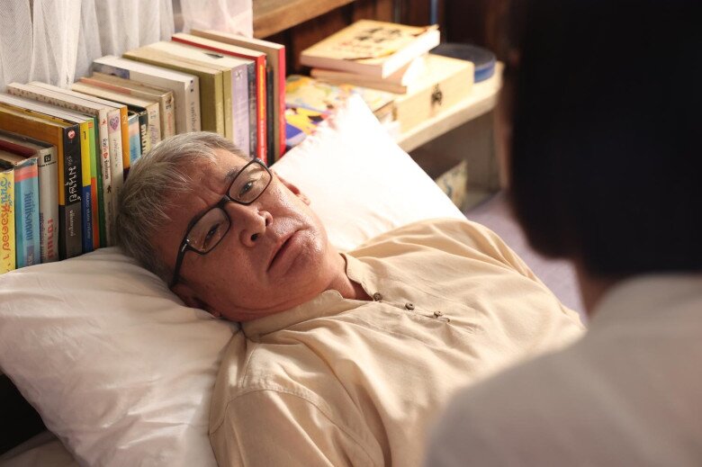 Nhìn con gái tất bật chăm sóc mình, tôi vừa cảm động vừa đau lòng. (Ảnh minh họa)