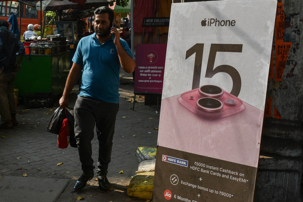 Người đi đường ngang qua bảng quảng cáo Iphone 15 ở Kolkata, Ấn Độ ngày 6/11/2023. Ảnh: AFP