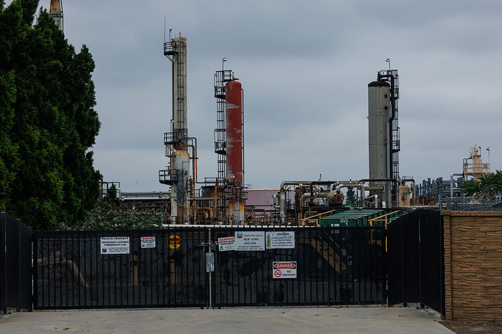 Nhà máy lọc dầu World Energy tọa lạc tại Paramount, California, Mỹ, ngày 5/6. Ảnh: Reuters