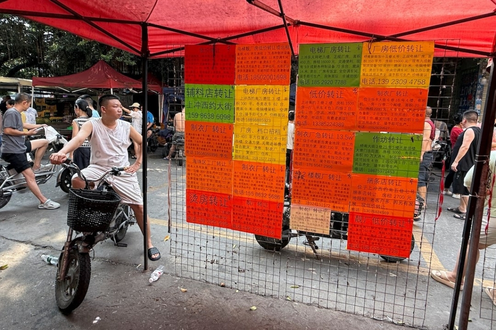 Người đàn ông đọc thông báo của các nhà máy tại Quảng Đông hồi tháng 7. Ảnh: Reuters