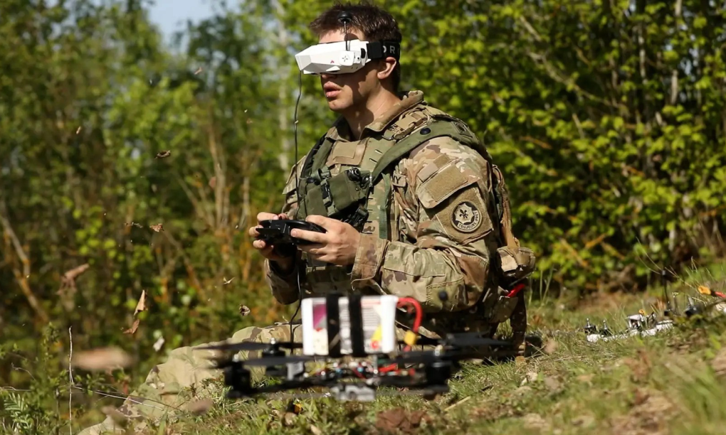 Quân nhân Mỹ lái drone trong bức ảnh đăng ngày 8/8. Ảnh: Business Insider