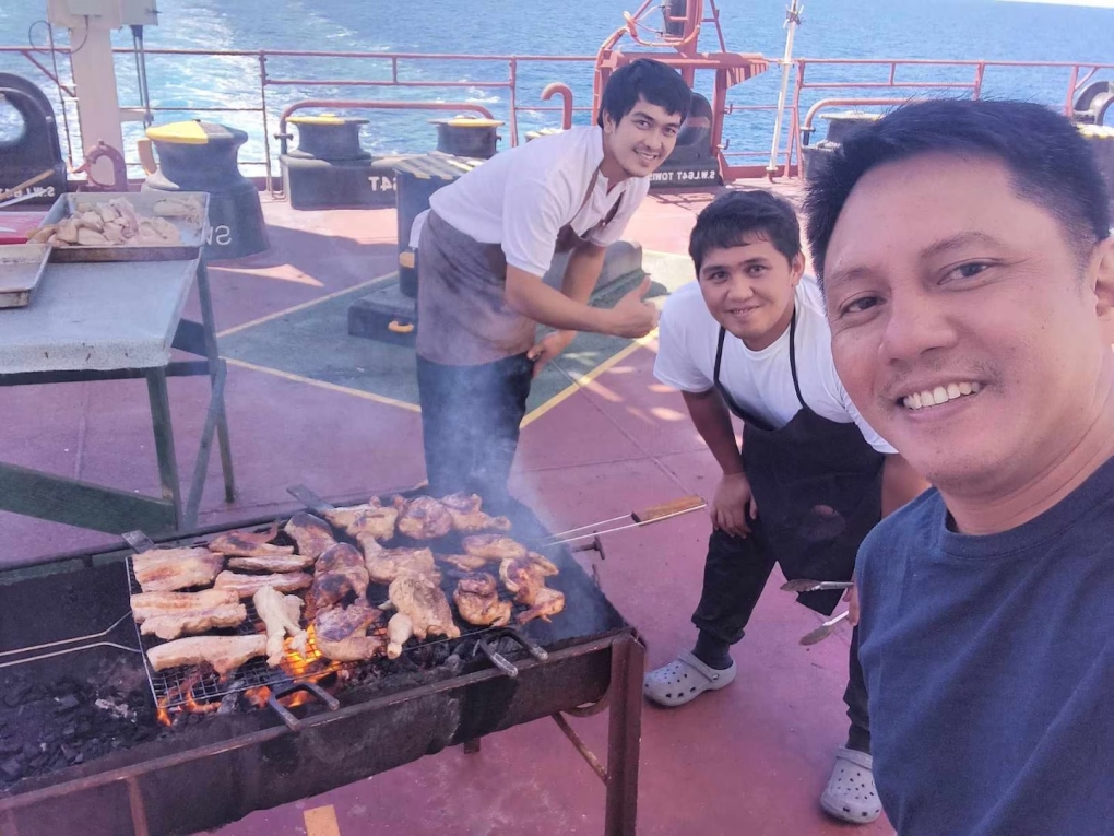 Thủy thủ tàu MV Tutor chuẩn bị cho bữa tiệc ngày 12/6/2024. Ảnh: WP