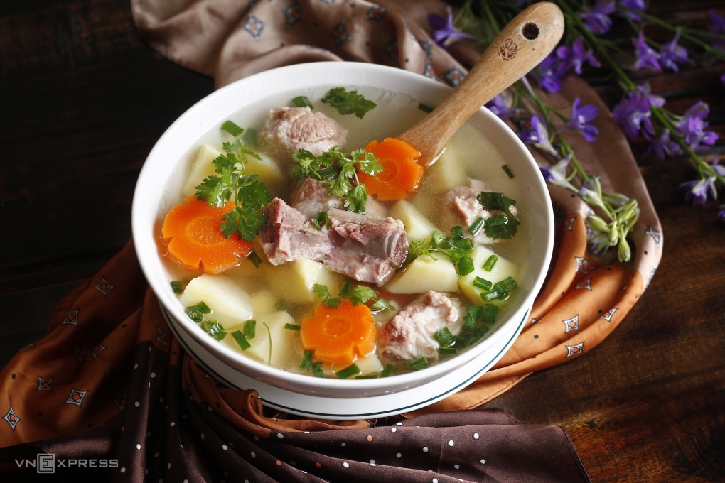 Canh sườn nấu khoai tây, cà rốt. Ảnh minh họa: Bùi Thủy