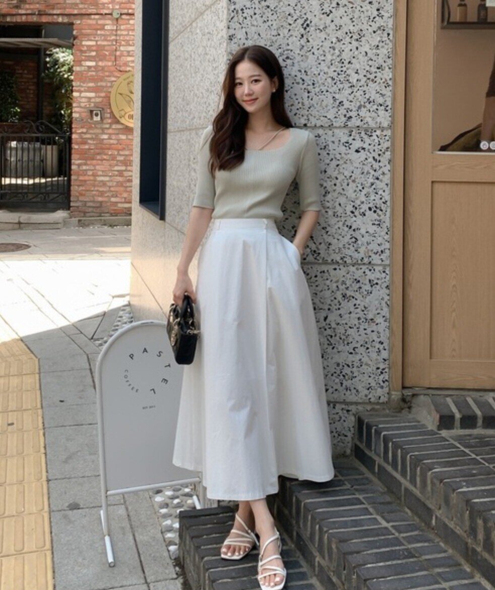 Chân váy trắng mang đến vẻ tinh khôi, thanh lịch và giúp làn da trông sáng hơn, trẻ trung hơn. Với chất liệu dày dặn giữ phom đẹp, item này dễ dàng phối cùng áo pastel, áo sơ mi hay áo khoác denim, tạo nên set đồ vừa sang vừa hiện đại cho chị em U40.