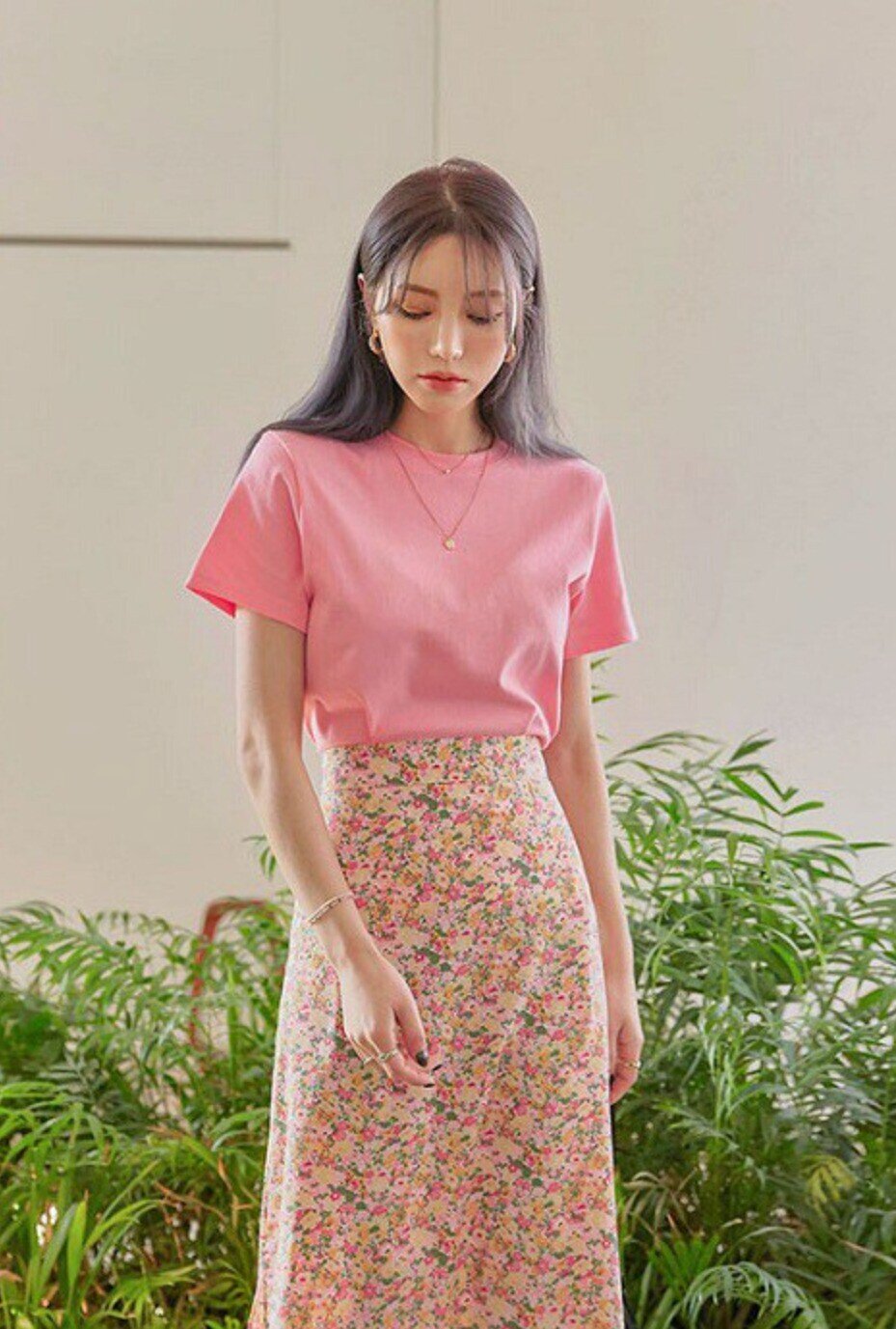 Chân váy hoa, đặc biệt là họa tiết hoa nhí, giúp “ăn gian” tuổi hiệu quả nhờ vẻ mềm mại, nữ tính. Khi kết hợp cùng áo phông đơn sắc hoặc cardigan mỏng, item này mang đến cảm giác trẻ trung, tươi tắn, phù hợp cả đi làm lẫn dạo phố cho phụ nữ U40.