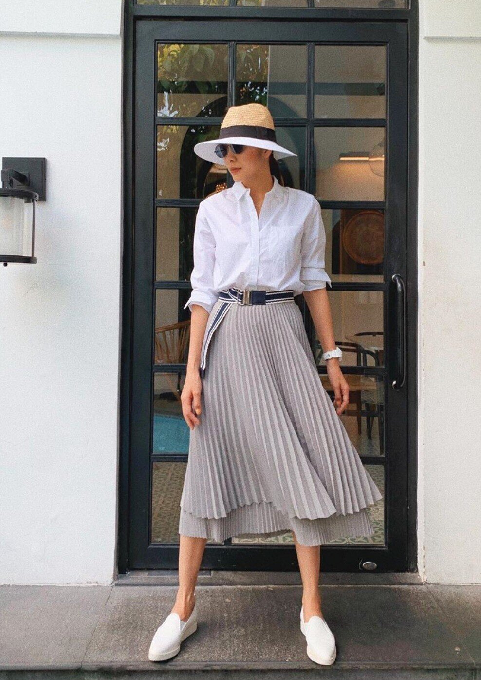 Chân váy xếp ly là “vũ khí” giúp phụ nữ U40 vừa giữ được nét thanh lịch vừa tăng độ trẻ trung. Những đường xếp ly mềm mại tạo hiệu ứng uyển chuyển, che khéo khuyết điểm vóc dáng, dễ phối cùng áo sơ mi, áo len hay blazer để diện từ công sở đến dạo phố.