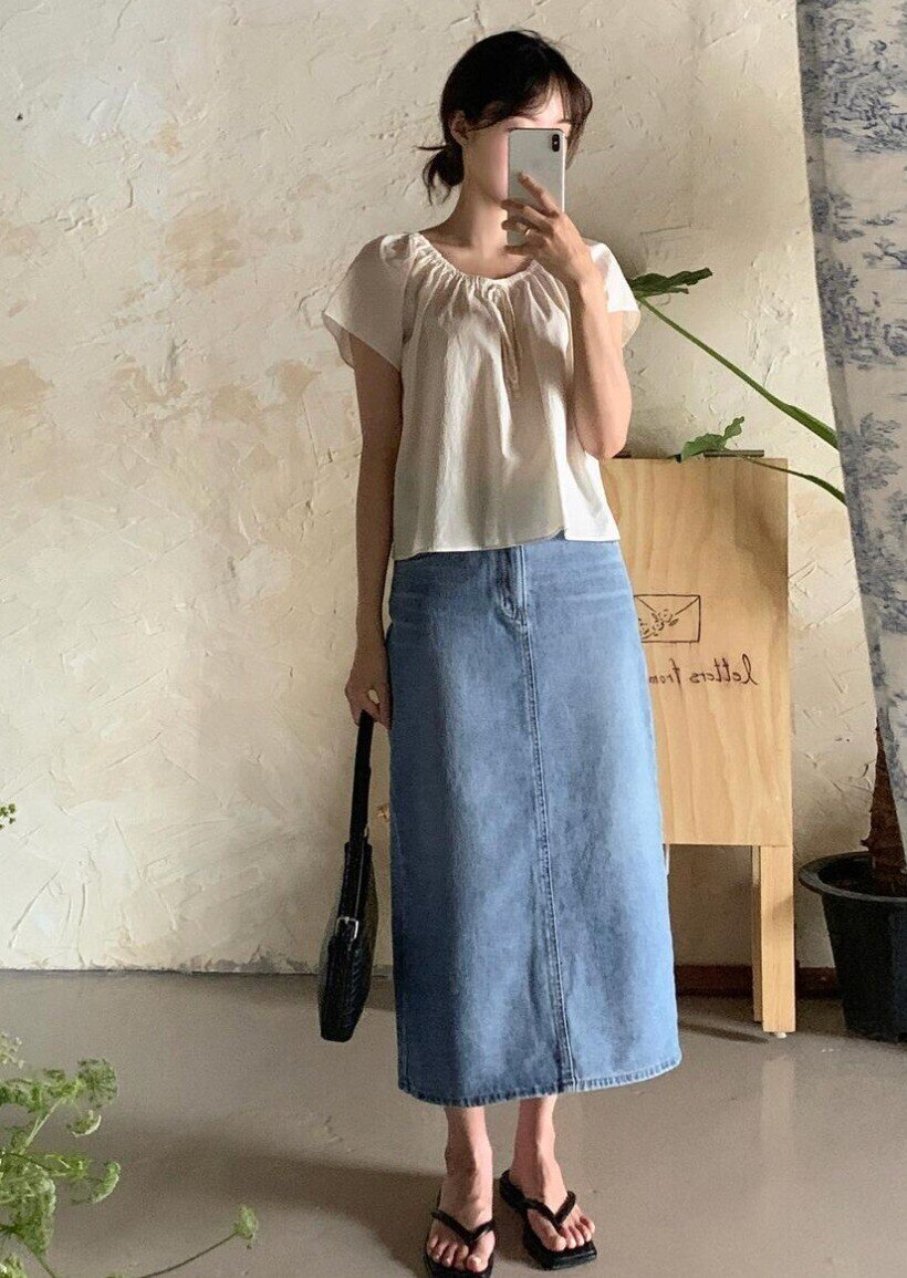 Váy jeans là lựa chọn hoàn hảo cho những ai muốn trẻ hóa phong cách mà vẫn giữ được nét cá tính. Chất liệu denim mang lại sự năng động, phóng khoáng và không bao giờ lỗi mốt.