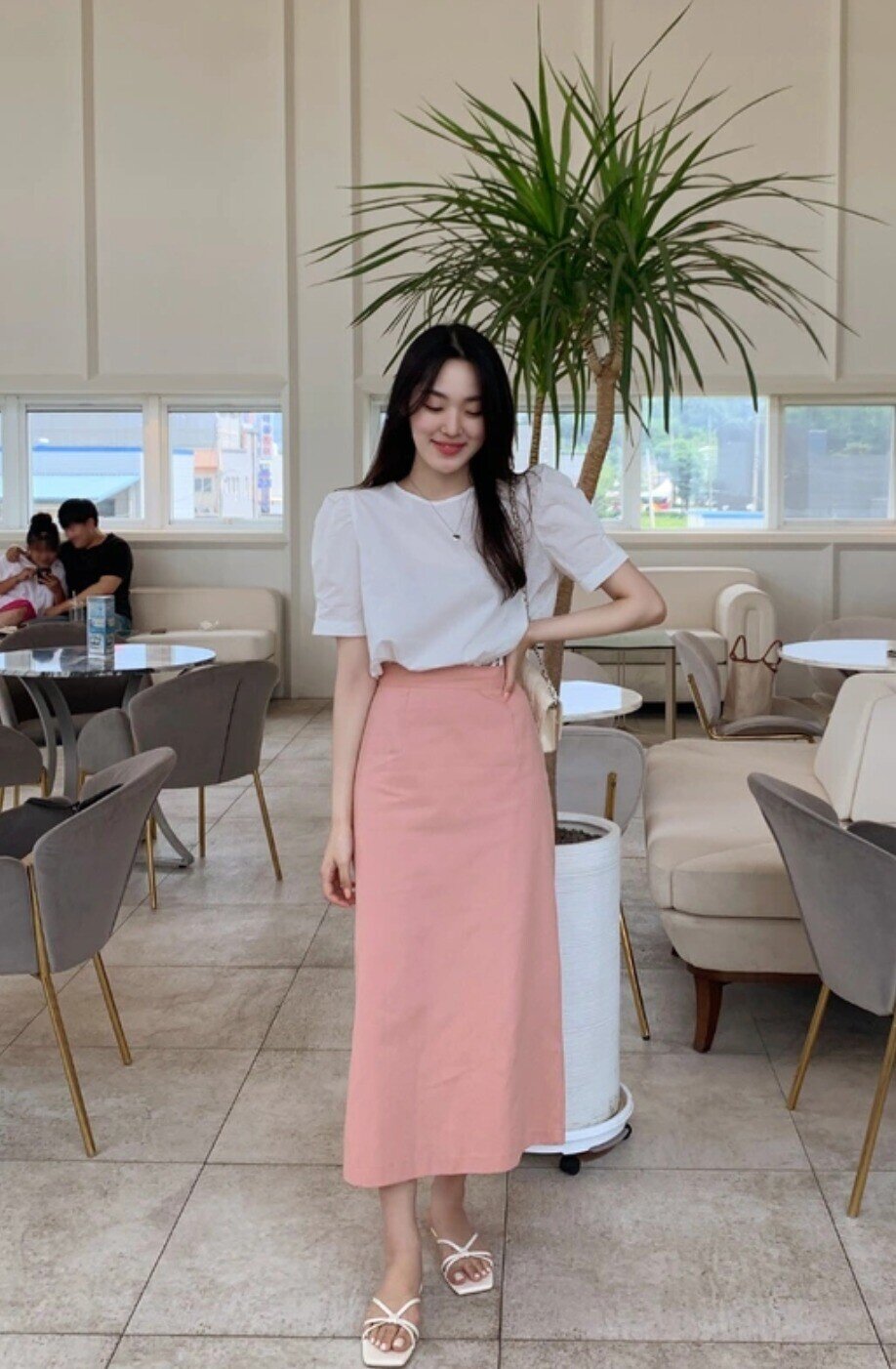 Chị em đua nhau săn 5 mẫu chân váy này vì “ăn gian” tuổi quá đỉnh: Diện lên vừa thon gọn vừa trẻ trung như gái đôi mươi - 5