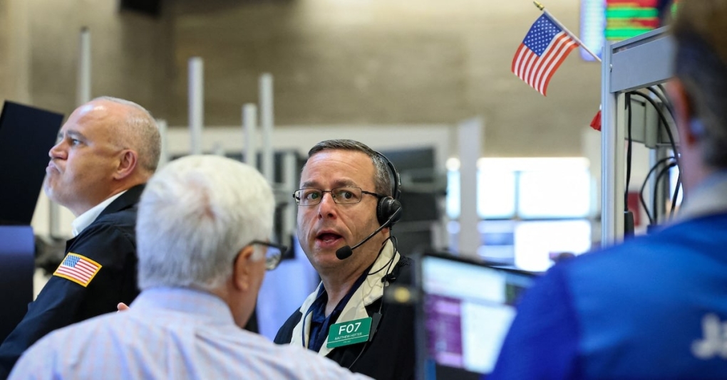 Nhân viên giao dịch trên sàn chứng khoán New York (NYSE) phiên 12/8. Ảnh: Reuters