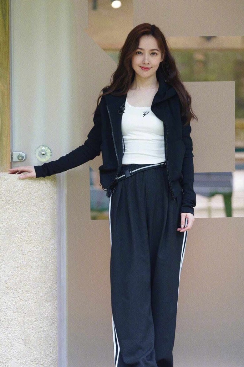 Vóc dáng thon gọn của Quách Bích Đình sau khi giảm 12kg chỉ trong vòng 3 tháng nhờ chế độ ăn uống mà không cần tập luyện.