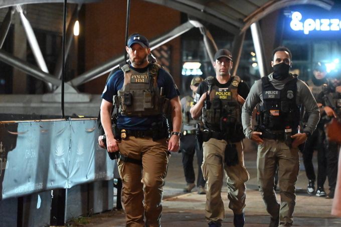 Đặc vụ FBI, đặc vụ liên bang và cảnh sát Washington tuần tra đường phố tối 10/8. Ảnh: Reuters